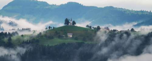 Odkrivamo najboljše foto kotičke Slovenije: Fotogenični in mistični Sv. Tomaž