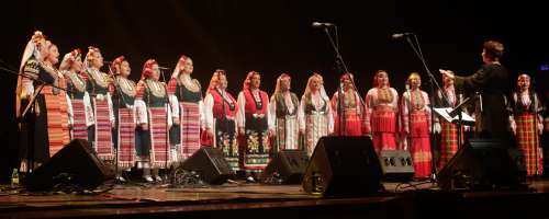 Legendarni bolgarski ženski zbor z Liso Gerrard začaral Cankarjev dom