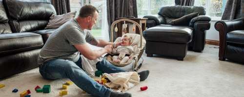 Strokovnjaki odsvetujejo uporabo otroškega gugalnika