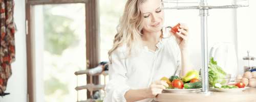 Strokovnjak svetuje: Kako s pravilno prehrano omiliti simptome menopavze?