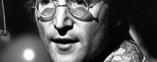 Ob 80. obletnici rojstva Johna Lennona se njegov kip vrača domov