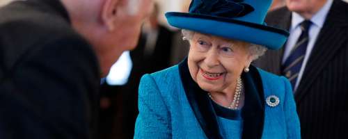 Britanska kraljica v javnosti pri hoji uporabljala palico