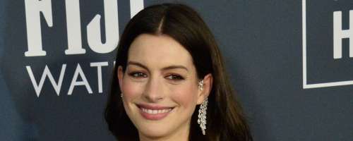 Anne Hathaway v javnosti prvič po porodu več kot navdušila