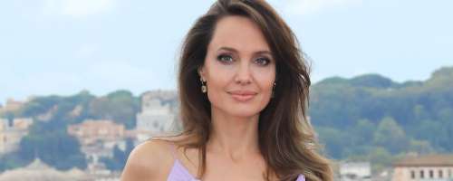 Angelina Jolie v pričakovanju šampanjca rose