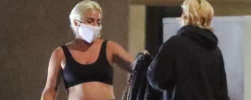 Lady Gaga na ulici poklonila svoje oblačilo, domov odšla v nedrčku …