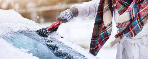 Med čiščenjem pomrznjenega avtomobila tega ne prižigajte