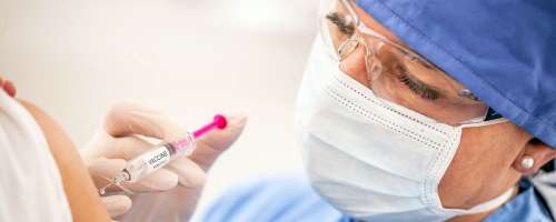 Kdo kronične bolnike uvršča na prioritetni seznam cepljenja?