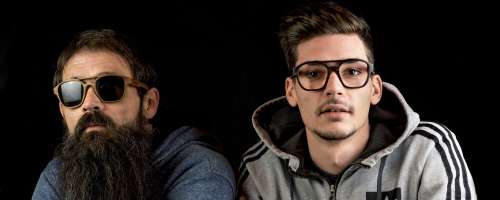 Oče in sin, ki z ljubeznijo iz kosov lesa ustvarjata unikatna očala