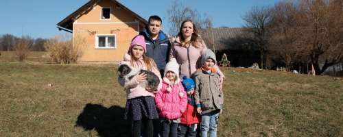 PREJ in POTEM:  Šestčlanski družini prenovili staro hiško