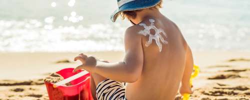 Zaščita otroške kože pred soncem: Zaščitni faktor najmanj 30
