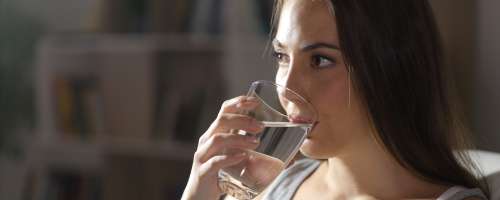 Krči in otekanje rok sta jasna znaka, da pijete preveč vode
