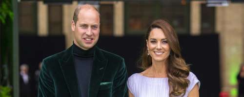 Kate Middleton kot grška boginja navdušila v reciklirani obleki