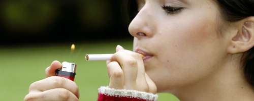 Kdo najstnikom prodaja tobak?