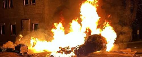 FOTO: V Šiški je zgorel avto