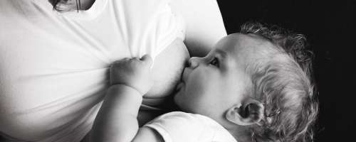 Teden dojenja: Materino mleko ščiti pred boleznimi