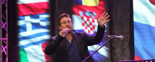 Talent Denis Zajc z vokalom navdušil v tujini