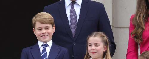 Princ George in princesa Charlotte bosta hodila v sprevodu za prababico