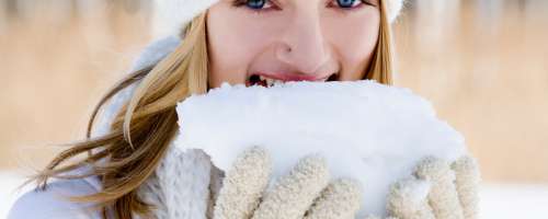 Zaužitje snega lahko vodi do želodčnih težav