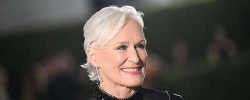 Glenn Close stoji ob stranu sestri in nečaku, ki se soočata z duševno motnjo