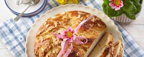 Sladki velikonočni kruh z rozinami in jajčnim likerjem