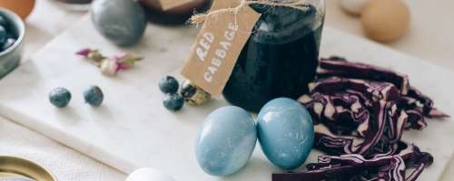 Naravno do čudovito modrih velikonočnih jajc