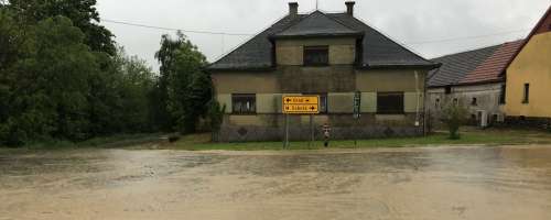 Največja nevarnost so plazovi, marsikatera hiša je odrezana od sveta