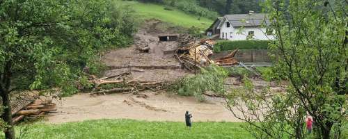 FOTO in VIDEO: Razmere na območju Črne na Koroškem so "katastrofalne"! Zalilo je številne hiše in odneslo hlev