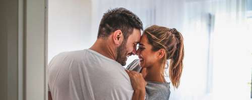 3 razlogi, zakaj je nekaterim lažje imeti spolno kot intimno razmerje