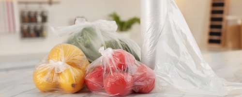 Trgovec umika plastične vrečke za enkratno uporabo