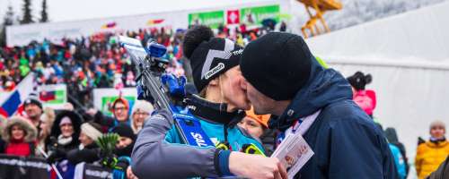 Slovenska smučarka ujeta v poljubu s postavnim moškim