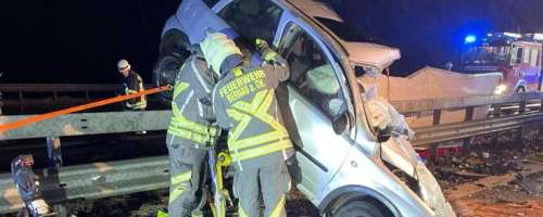 (Foto) 55-letnica po napačni strani avtoceste: silovito čelno trčila s porschejem