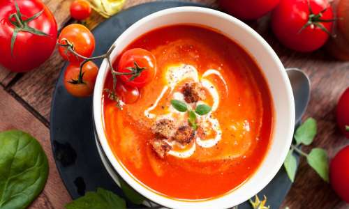 Recept: Paradižnikova juha s cimetom in kislo smetano