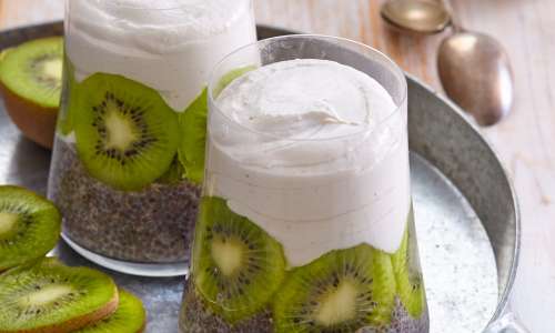 Chia puding s smoothijem iz kivija in banane