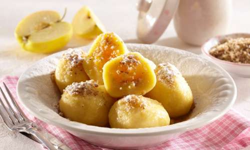 Recept: Krompirjevi cmoki z jabolki in orehi