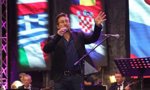 Talent Denis Zajc z vokalom navdušil v tujini