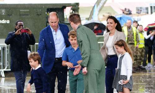 Princ William in princesa Kate presenetila obiskovalce