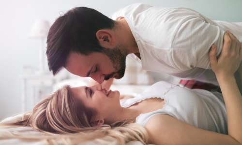 Vroča skrivnost dolgoletnih parov: Kako ohranjajo strast v spalnici?