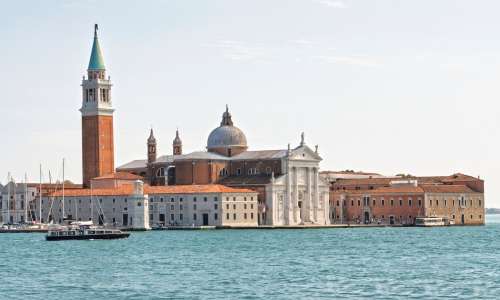 V Benetkah konec meseca v veljavo stopi sistem vstopnic za dnevne turiste