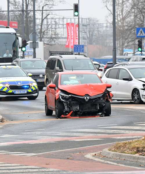 verižno, trčenje, ljubljana, razbit avtomobil, nesreča