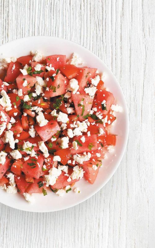 solata iz paradiznika lubenice in sira feta z metinim prelivom