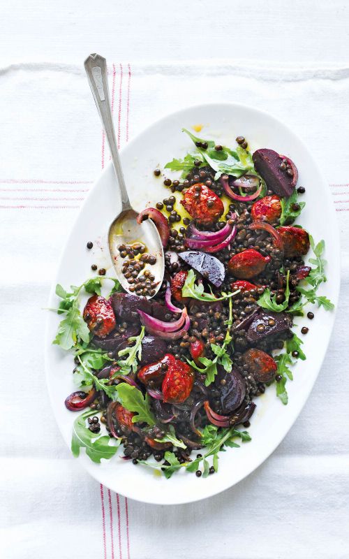 Solata z lečo, rdečo peso in klobaso