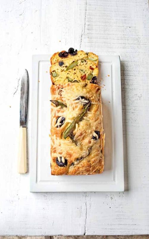 Štruca s šparglji, olivami in posušenimi paradižniki