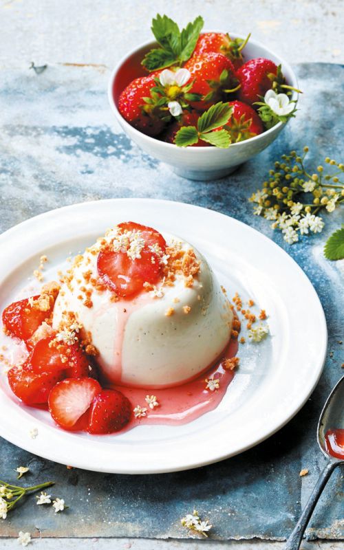 Bezgova panakota z jagodami in maslenim drobljencem