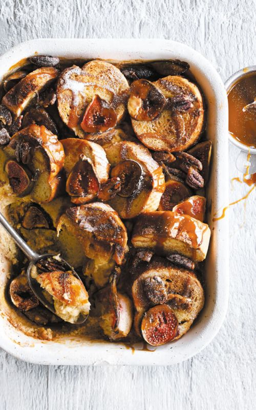 Karameliziran kruhov narastek s figami