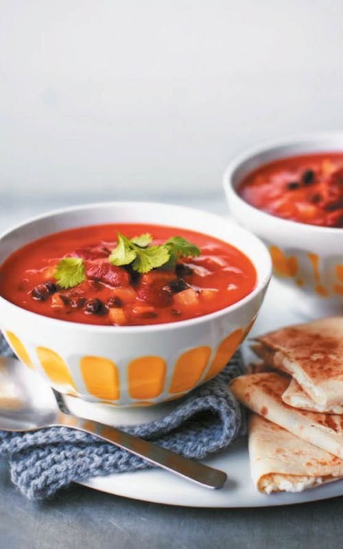 mehiska fizolova juha in hrustljave tortilje s feto