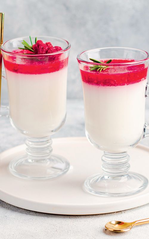 Panakota z rožmarinom in malinovim prelivom