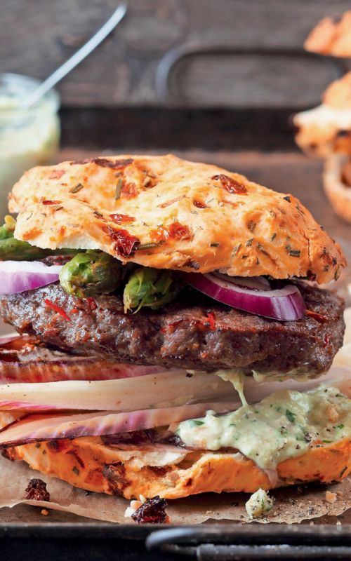 Burger z avokadovo majonezo