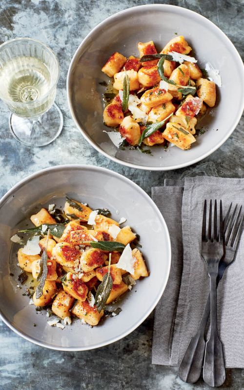 Kolerabni njoki z žajbljem