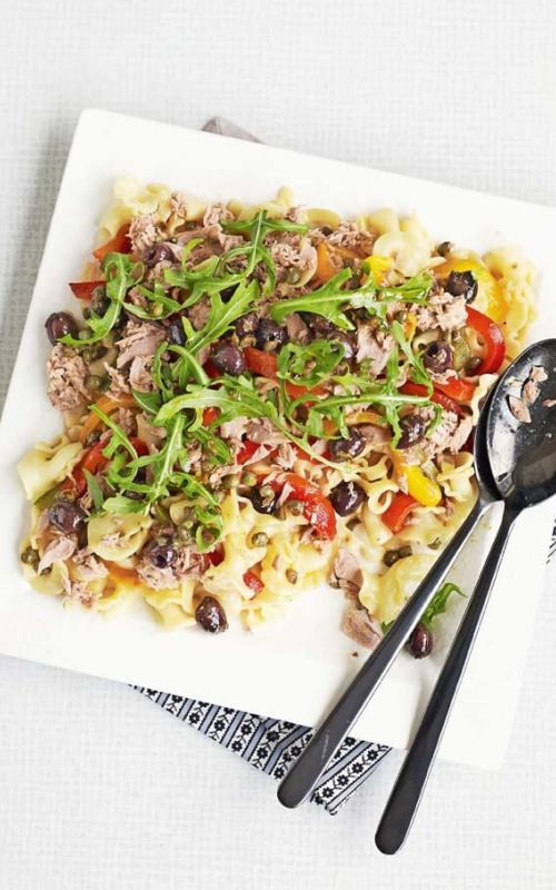 Testeninska solata s pečeno papriko in tunino