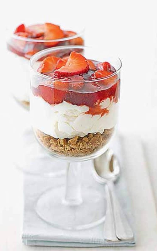 Jagodna sladica v kozarcu